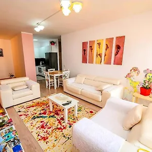 Happy Stories' In Centre Apartment